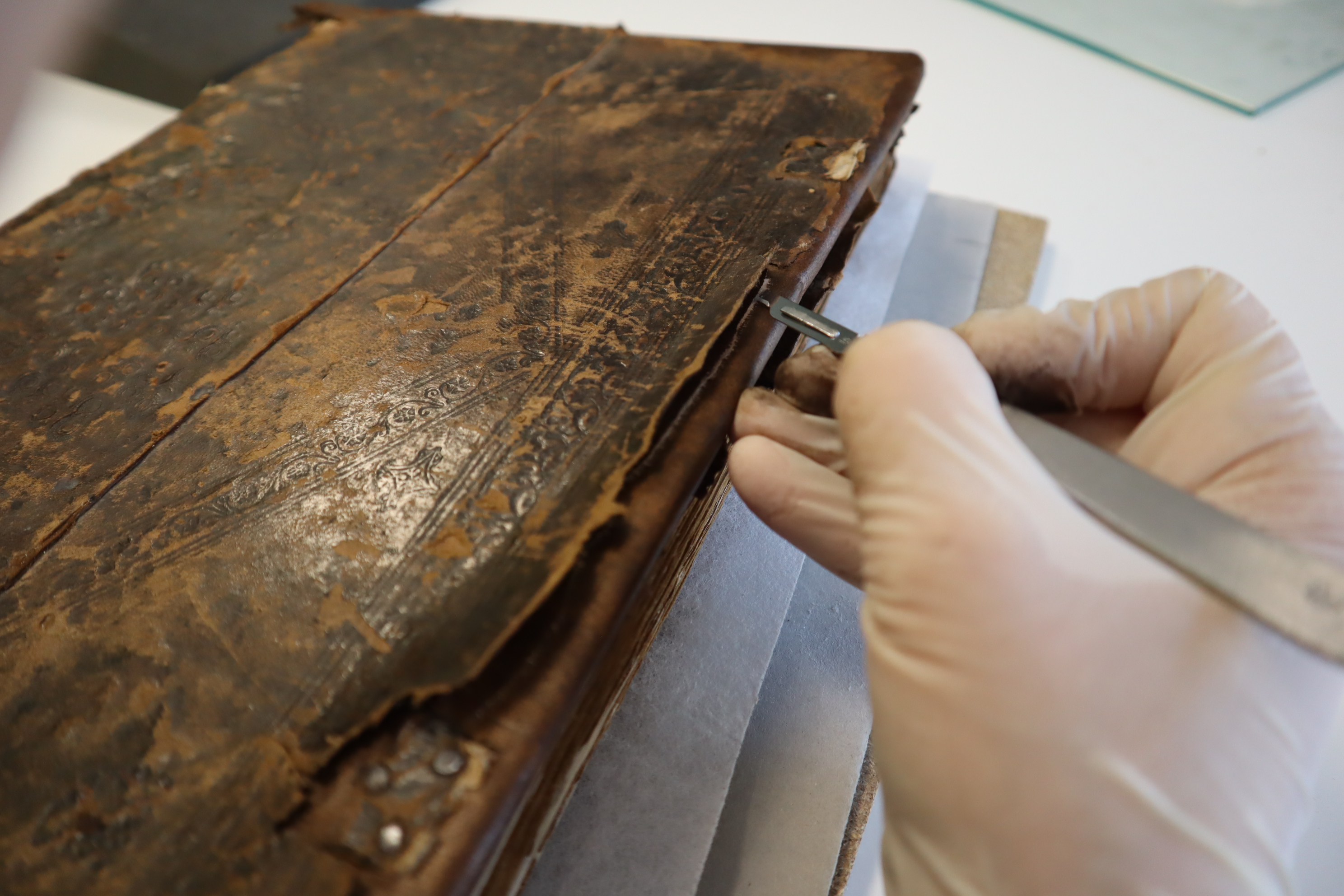 Statuto di Deruta del 1465, durante il restauro.